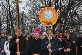 W Drodze Krzyżowej na wałach jasnogórskich z maturzystami szedł bp Andrzej F. Dziuba