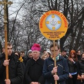 W Drodze Krzyżowej na wałach jasnogórskich z maturzystami szedł bp Andrzej F. Dziuba