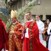 W procesji z palmami do katedry młodzi diecezji bielsko-żywieckiej szli ze swoimi duszpasterzami i biskupami: Romanem Pindlem i Piotrem Gregerem