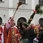 Niedziela Palmowa - młodzi z biskupem