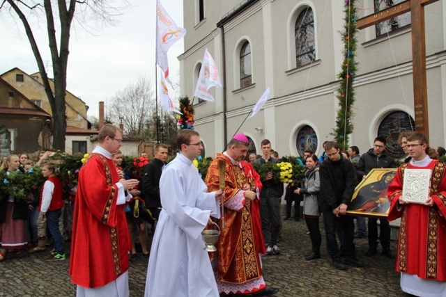 Niedziela Palmowa - młodzi z biskupem