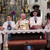 Z lewej strony ołtarza bp Alojzy Orszulik, w środku bp Andrzej F. Dziuba, po prawej - bp Józef Zawitkowski