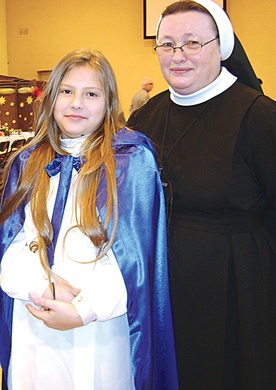 S. Łucja przygotowuje dzieci do I Komunii św. i uczy w szkole podstawowej