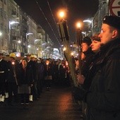 Między stacjami drewniany krzyż nieśli wierni związani z miastem