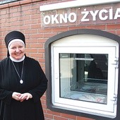  – Wciąż doświadczam własnej mizerności w zderzeniu z wielki dziełami, które Pan Bóg włożył w moje słabe ręce – mówi s. Ewa przy oknie życia,  które prowadzi fundacja