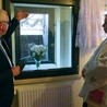  Ks. Rudolf Badura, dyrektor Caritas gliwickiej, i bp Jan Kopiec,  który poświęcił okno życia po nabożeństwie w kaplicy sióstr