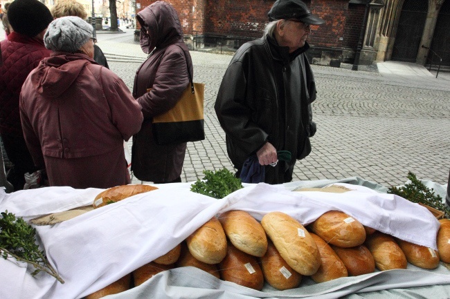 Chleb, śledź i grosz