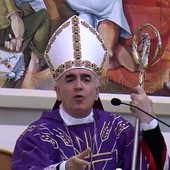 Brawurowe kazanie biskupa przebojem
