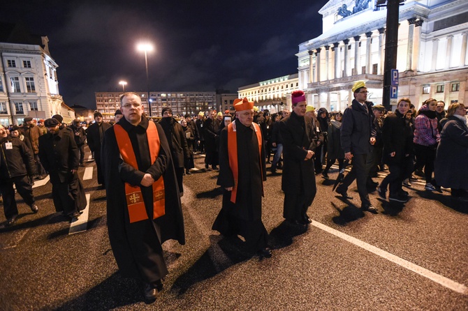 Warszawiacy idą za Krzyżem