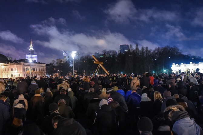 Warszawiacy idą za Krzyżem