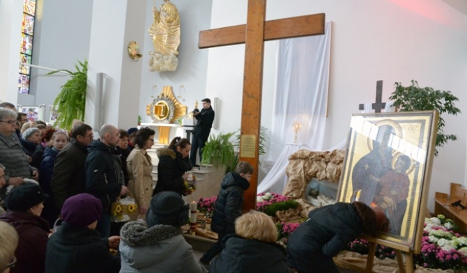 W radomskiej parafii pw. Chrystusa Dobrego Pasterza (Południe I) przy grobie Pańskim stanęły symbole ŚDM