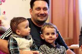 Michał przyjechał do Polski z żoną Natalią i dwoma synami. Takich rodzin jest prawie 60. Muszą dziś szukać nowego domu