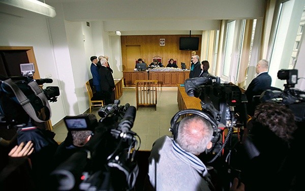Zaskakująco surowy wyrok skazujący byłego szefa CBA Mariusza Kamińskiego wydał sąd w Warszawie pod przewodnictwem Wojciecha Łączewskiego. Mariusza Kamińskiego nie było na Sali rozpraw podczas ogłaszania wyroku