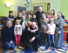  Do wspólnej fotografii z gościem z Ukrainy stanęli wychowawcy i podopieczni świetlicy prowadzonej przez radomską Caritas