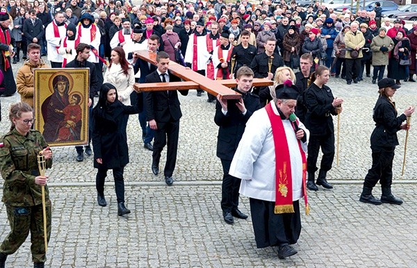 Nawiedzeniu symboli, mimo że już czas wielkanocny,  często towarzyszy nabożeństwo Drogi Krzyżowej, prowadzone ulicami miast