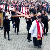 Nawiedzeniu symboli, mimo że już czas wielkanocny,  często towarzyszy nabożeństwo Drogi Krzyżowej, prowadzone ulicami miast