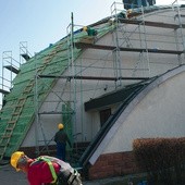  Blacharze montują nowe dachowe poszycie