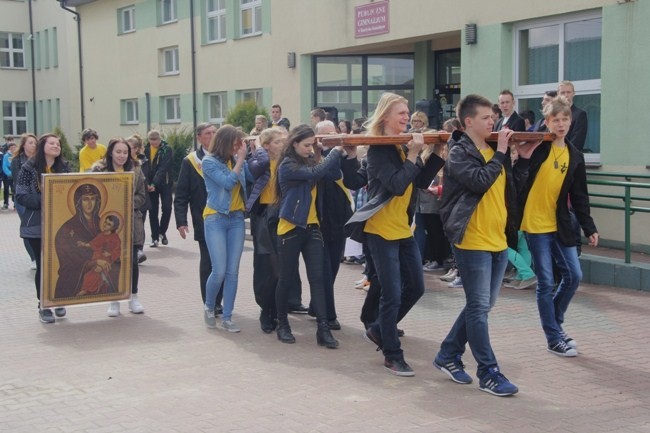 Symbole ŚDM do samochodu-kaplicy niosą uczniowie z ZSP w Skarżysku Kościelnym