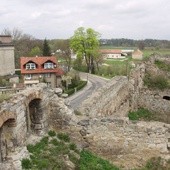 Runął mur w Nowogrodźcu