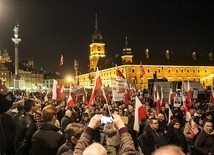 Setki flag na Krakowskim Przedmieściu