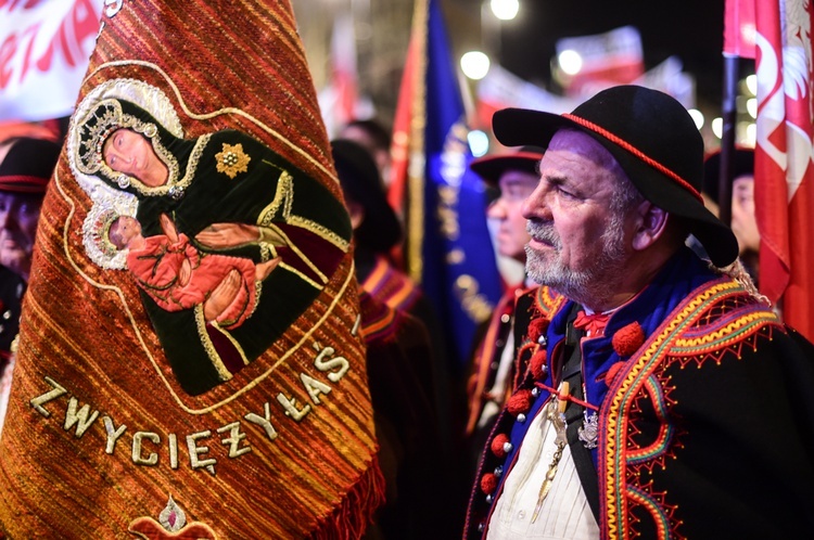 Tłumy na wieczornym Marszu Pamięci