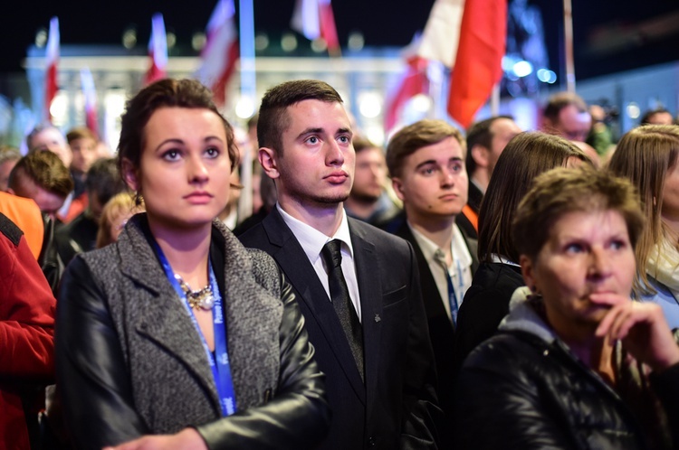 Tłumy na wieczornym Marszu Pamięci