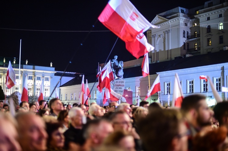 Tłumy na wieczornym Marszu Pamięci