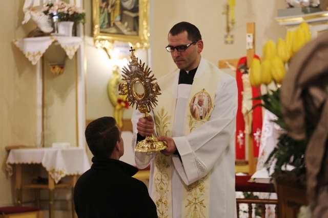 Wieczór uwielbienia Bożego Miłosierdzia w Zabrzegu