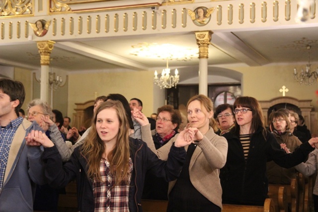 Wieczór uwielbienia Bożego Miłosierdzia w Zabrzegu