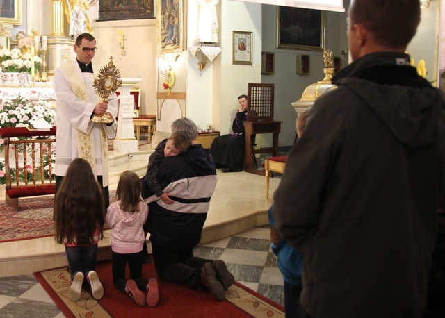 Wieczór uwielbienia Bożego Miłosierdzia w Zabrzegu