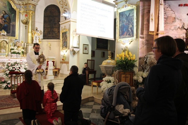 Wieczór uwielbienia Bożego Miłosierdzia w Zabrzegu