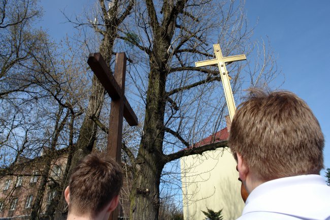 Krzyż w parafii franciszkańskiej w Gliwicach