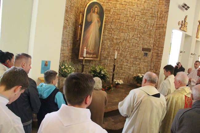 Poświęcenie obrazu Jezusa Miłosiernego w parafii pw. św. Józefa Rzemieślnika