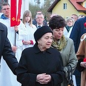  Po Mszy św. abp Edmund Piszcz poświęcił tablicę upamiętniającą bp. Tadeusza Płoskiego. Na uroczystości obecna była matka biskupa, Kazimiera Płoska