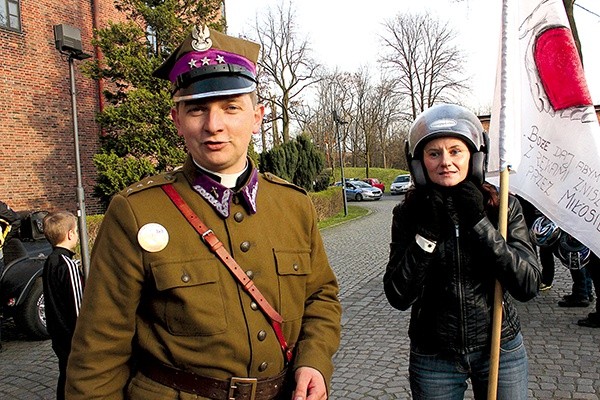 Ks. Rafał Przybyła w mundurze III Pułku Ułanów Śląskich i Jolanta Polednik, która wzięła udział we wszystkich etapach sztafety