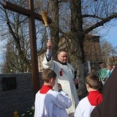 Modlitwie przy krzyżu przewodniczył proboszcz,  o. Tymoteusz Olsiński OFM