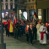 Młodzi idą za Najświętszym Sakramentem ulicą Sobieskiego  – w drodze z kościoła MB Bolesnej  do bazyliki św. Antoniego