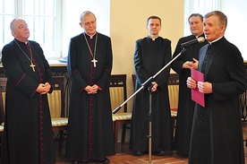  Ks. kan. Wiesław Gutowski dziękuje biskupowi płockiemu za przywrócenie dawnej godności świątyni kolegiackiej kościołowi farnemu