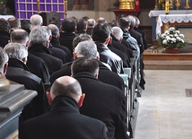  Tegoroczne diecezjalne dni skupienia dla kapłanów odbyły się w Skrzatuszu: dla proboszczów 9 kwietnia, dla wikariuszy 11 kwietnia. Wzięło w nich udział kilkuset kapłanów oraz biskupi