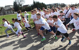  Uczestnicy biegli na 2 dystansach: 1,4 km i 4,2 km