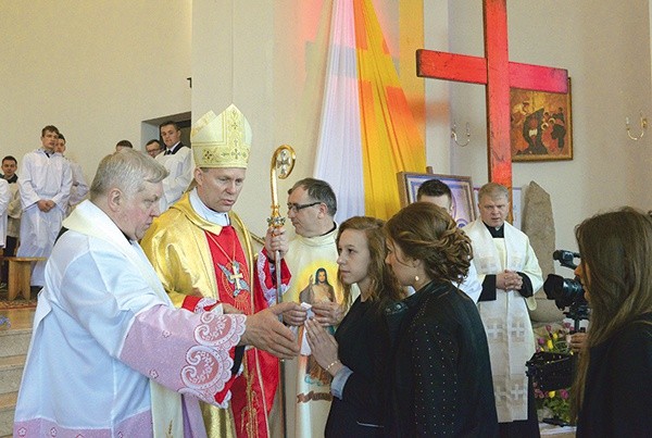  Namaszczenia Duchem Świętym przysuskiej młodzieży gimnazjalnej udzielił bp Piotr Turzyński