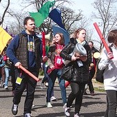 Powyżej: Rekolekcje uwielbieniowe zakończył efektowny przemarsz ulicami Legnicy