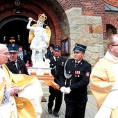  Pożegnanie figury św. Michała Archanioła z Monte Sant`Angelo przed kościołem w Górze św. Jana 