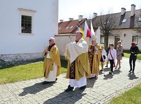  Relikwie wniesiono do świątyni w uroczystej procesji