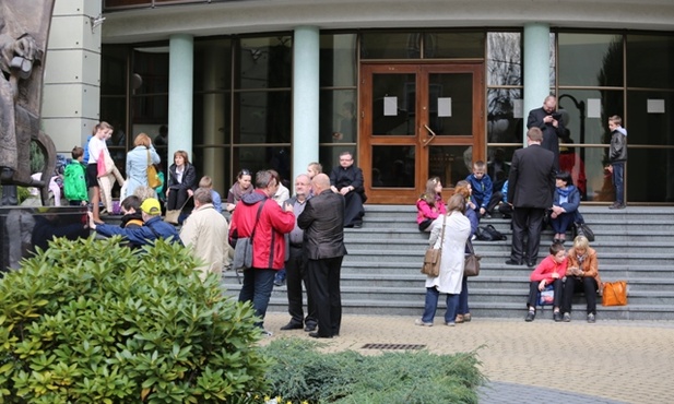 Finał odbywał się w kilku grupach, ze względu na dużą liczbę uczestników, którzy nie mieścili się w salach kurii