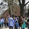 Ważnym przygotowaniem do przejścia Drogą Śmierci, łączącą dwa podobozy Auschwitz, była obecność tam: za bramą "Arbeit macht frei"...