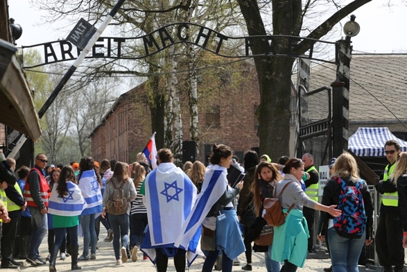 Ważnym przygotowaniem do przejścia Drogą Śmierci, łączącą dwa podobozy Auschwitz, była obecność tam: za bramą "Arbeit macht frei"...