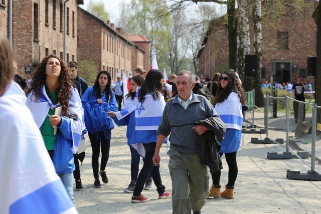 Młodzi uczestnicy Marszu Żywych w Auschwitz I