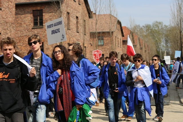 Młodzi uczestnicy Marszu Żywych w Auschwitz I