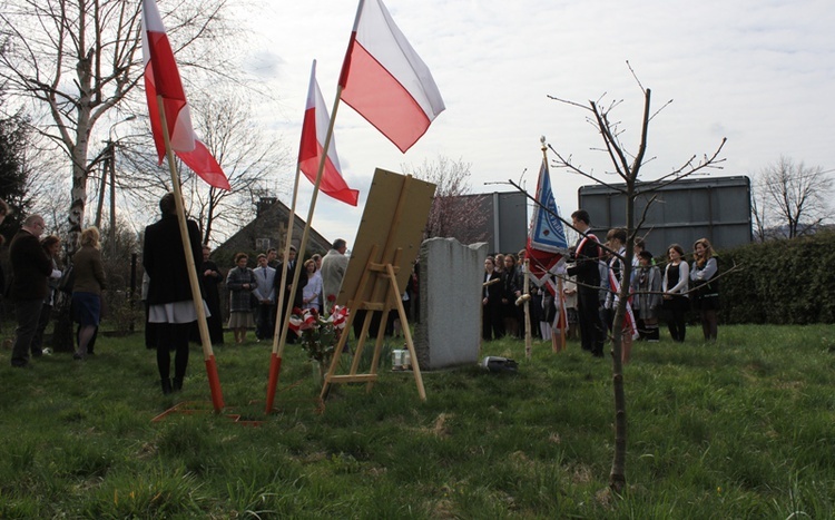 Dąb pamięci płk. Andrzeja Hałacińskiego ma 5 lat